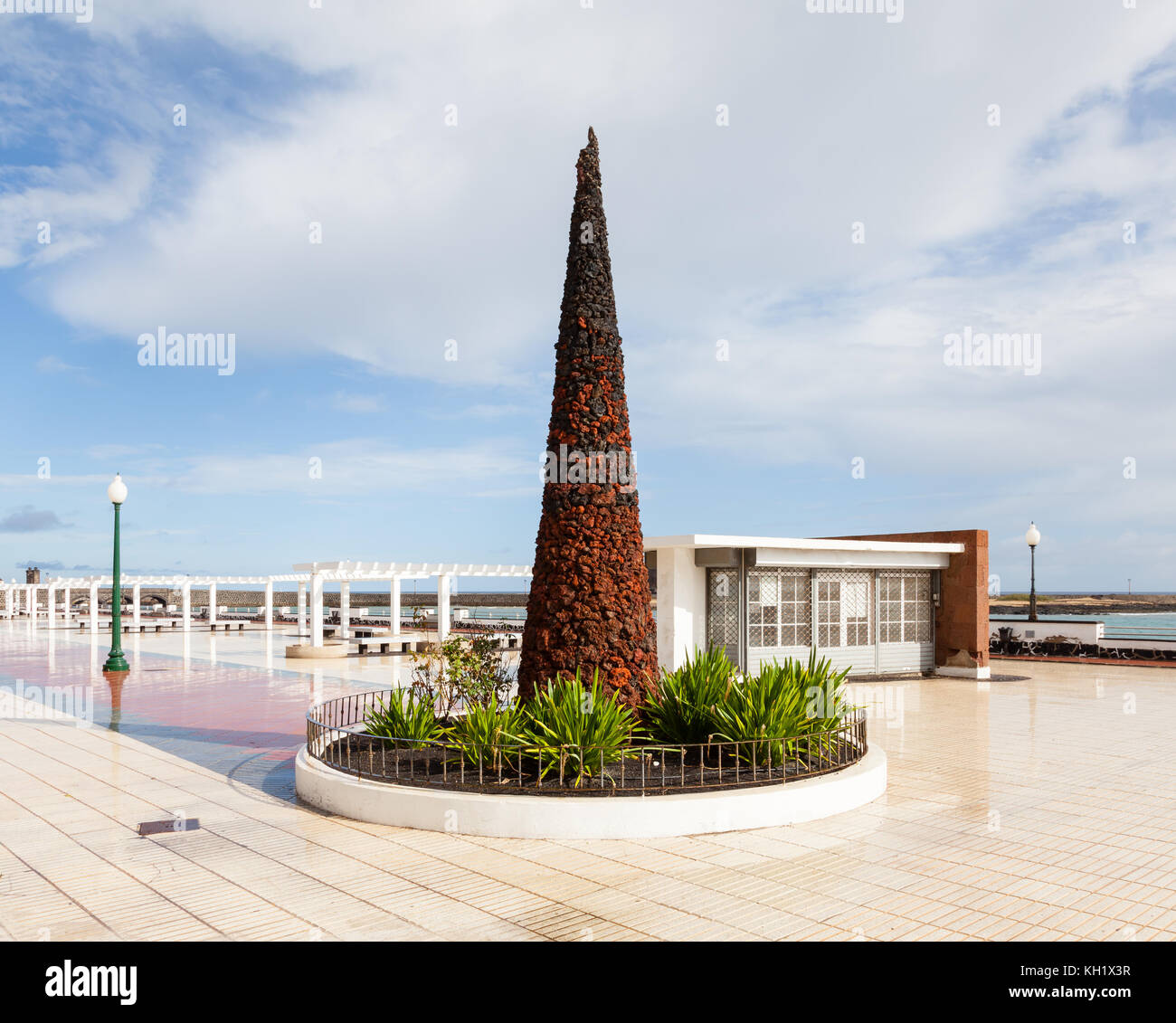 Una scultura di roccia lavica situata su Avenida la Marina, sul lungomare di Arrecife sull'isola di Lanzarote. Foto Stock