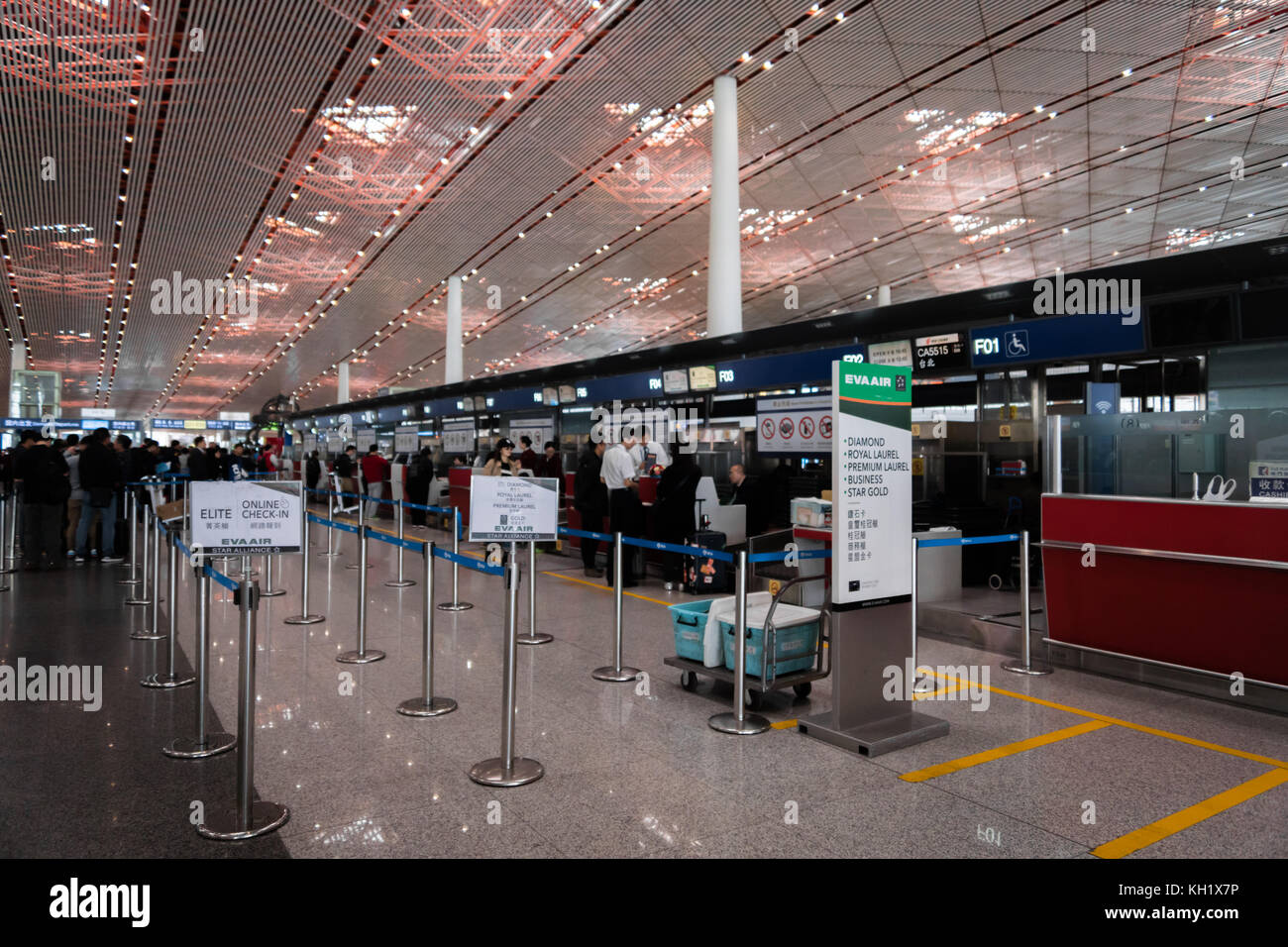 Pechino, Cina - ottobre 2017: eva air al banco check-in all'aeroporto di Pechino in Cina. eva air è un taiwanese compagnia aerea internazionale. Foto Stock