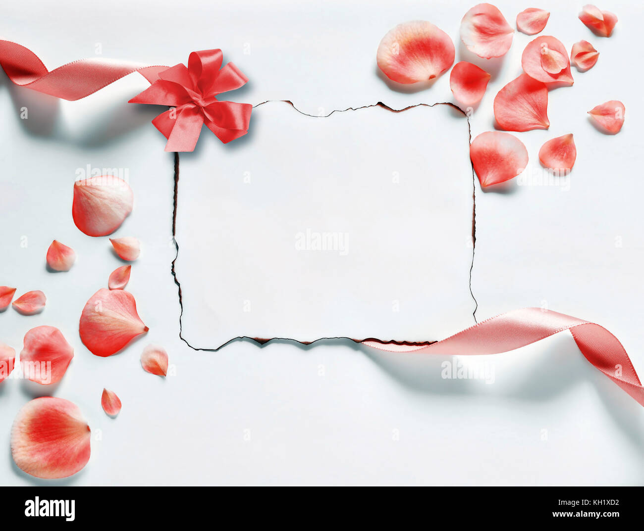 Vintage sfondo con carta-telaio e petali di rose congratulazioni Foto Stock