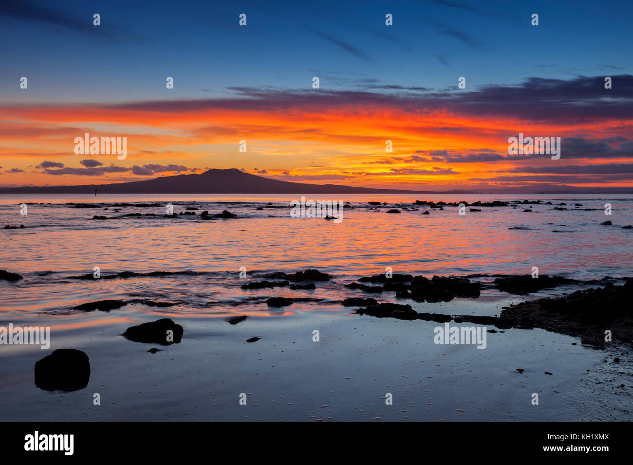 Rangitoto Isola di sunrise, Auckland, Nuova Zelanda. Foto Stock