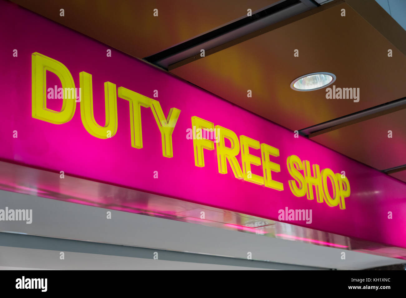 Duty free shop segno all'interno di un aeroporto internazionale Foto Stock