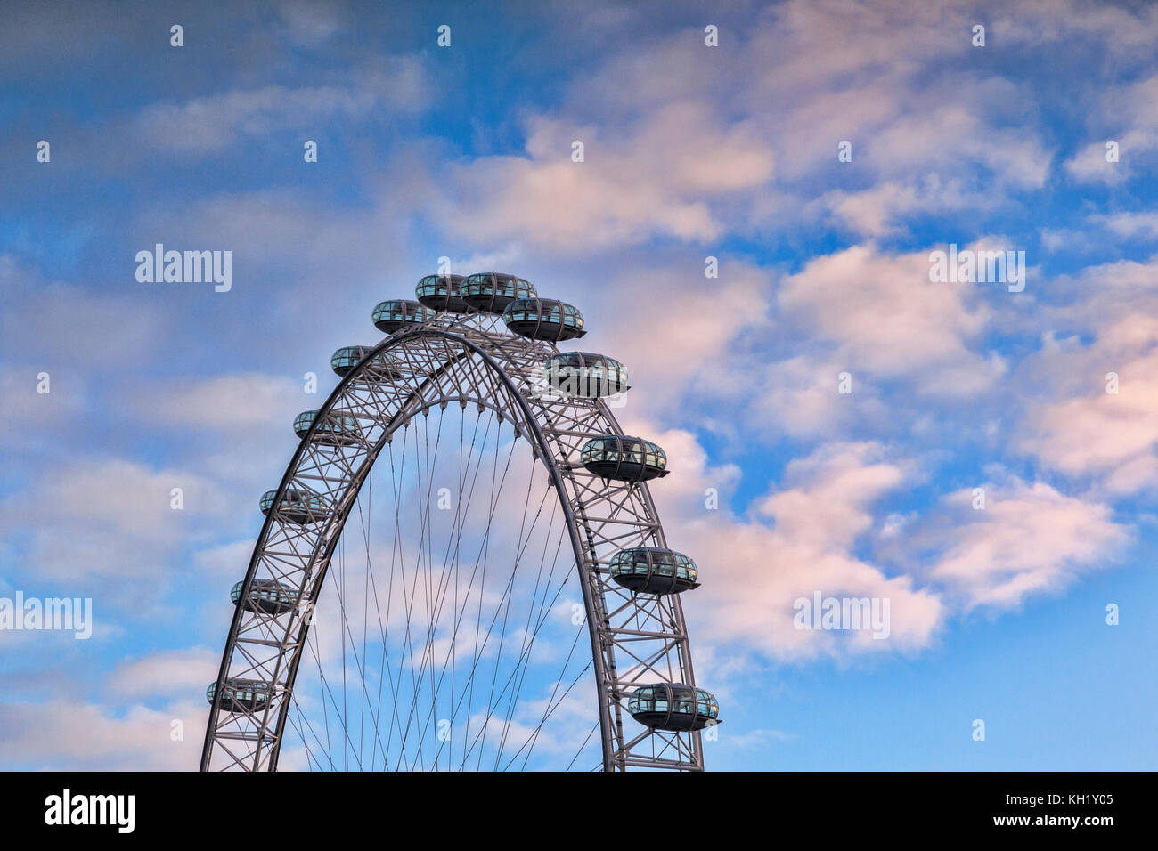 London Eye contro un bellissimo cielo mattutino. Foto Stock