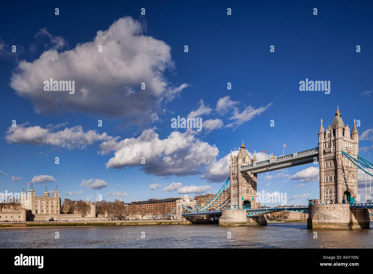 Il Tower Bridge e la Torre di Londra su una luminosa giornata di primavera. Foto Stock