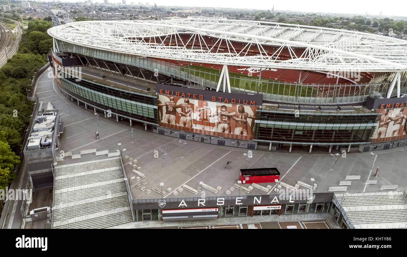 Emirates Stadium il 01 settembre 2017. Volare da Vista aerea iconico Emirates Stadium di Highbury, Londra e la sede dell'Arsenal Football Club in 4K Foto Stock