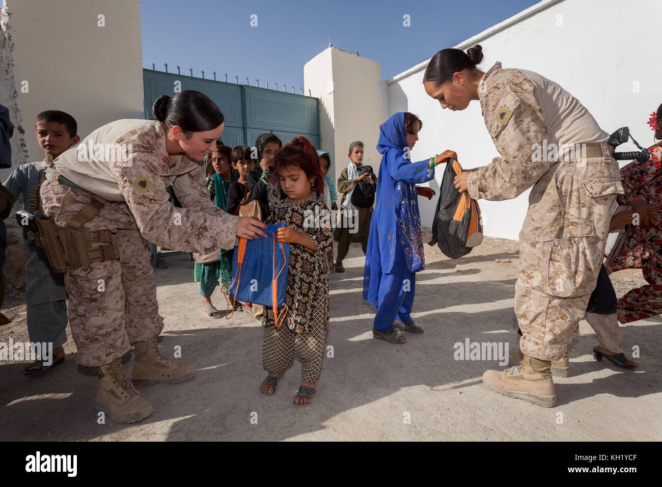 Bambini afgani comprese le ragazze a frequentare la scuola per la prima volta in assoluto dopo una scuola finanziato dal governo statunitense è aperto in nowzad provincia di Helmand afgha Foto Stock