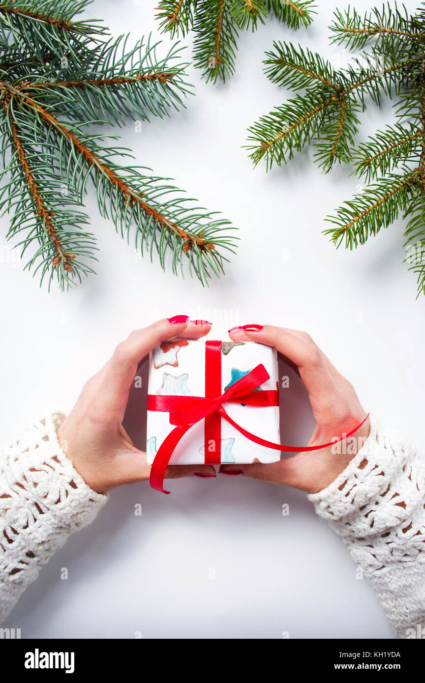 Ragazza con un regalo di Natale scatola. stagione di vacanze Foto Stock