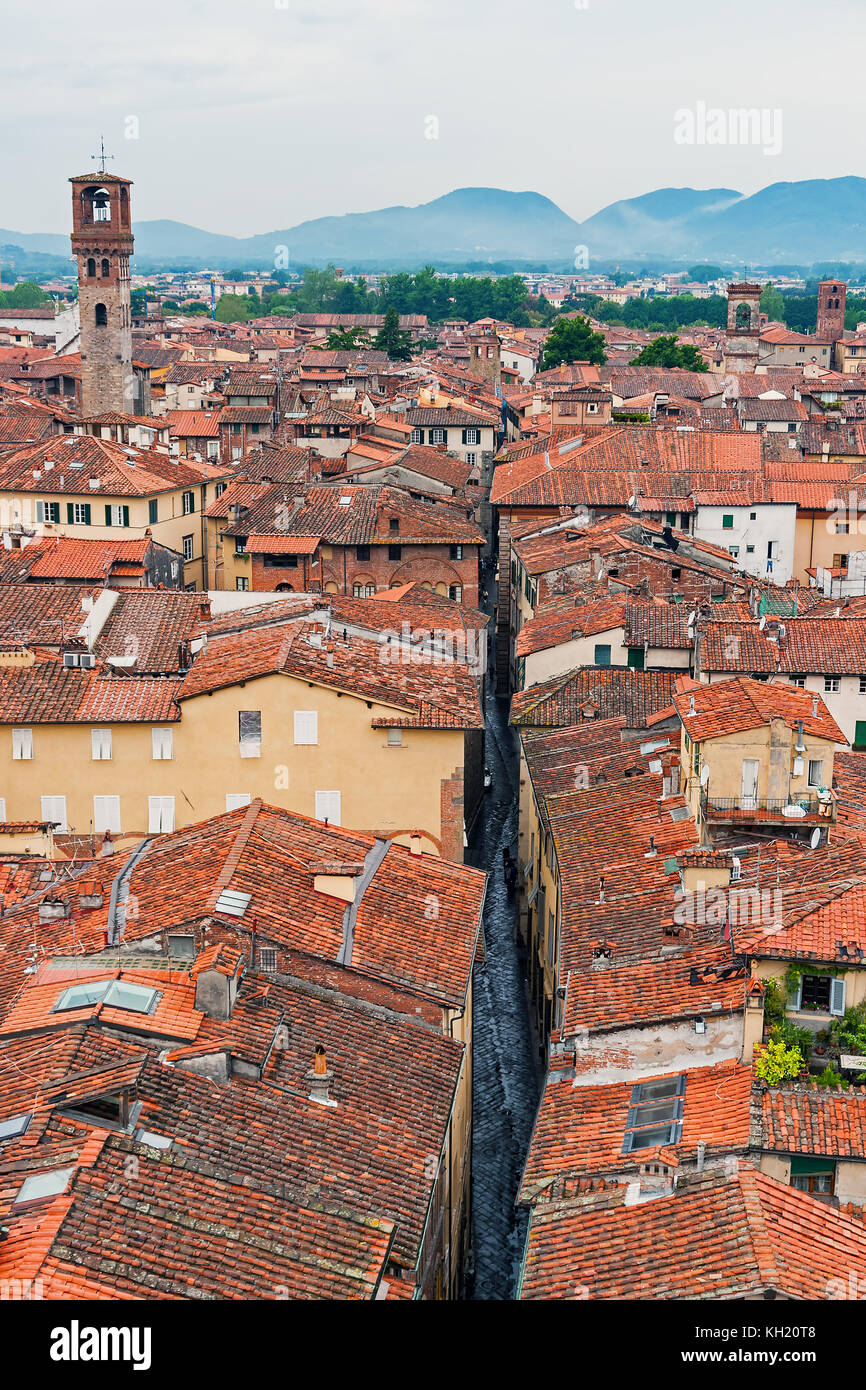 Vista aerea di Lucca, visto dalla parte superiore della Torre Guinigi - Toscana, Italia Foto Stock