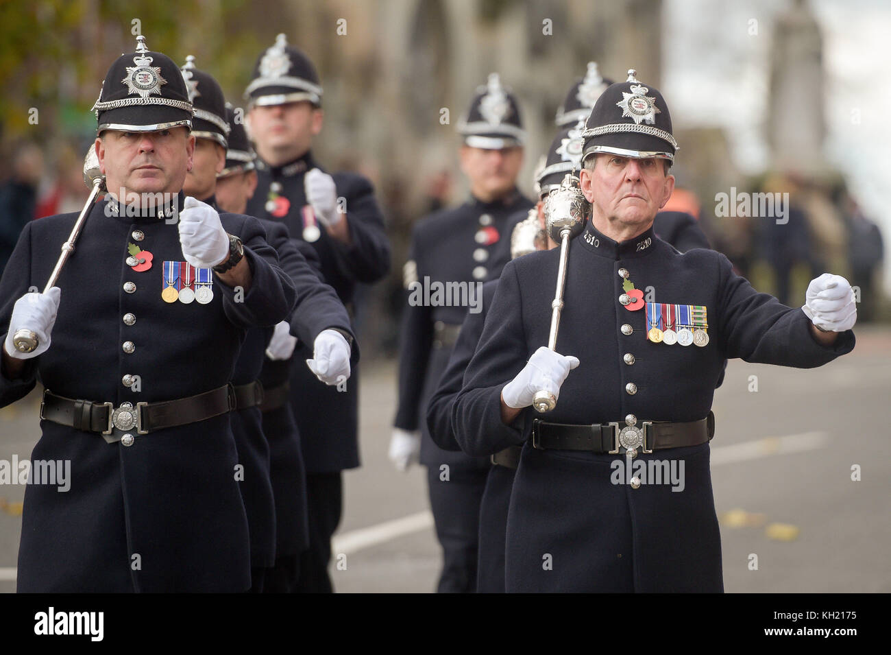 Marcia della polizia nella parata della domenica della memoria nel centro di Bristol. Foto Stock