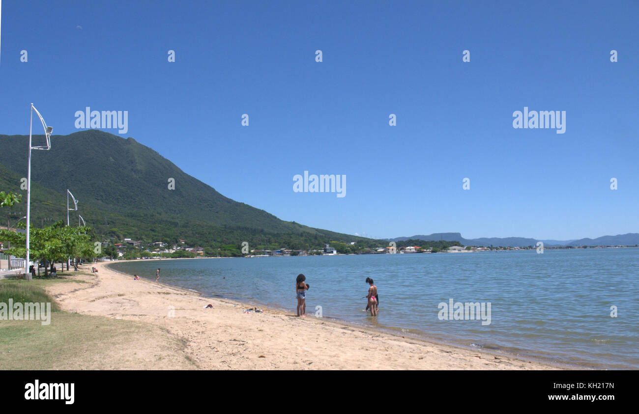 Una rilassante giornata di sole in spiaggia Foto Stock