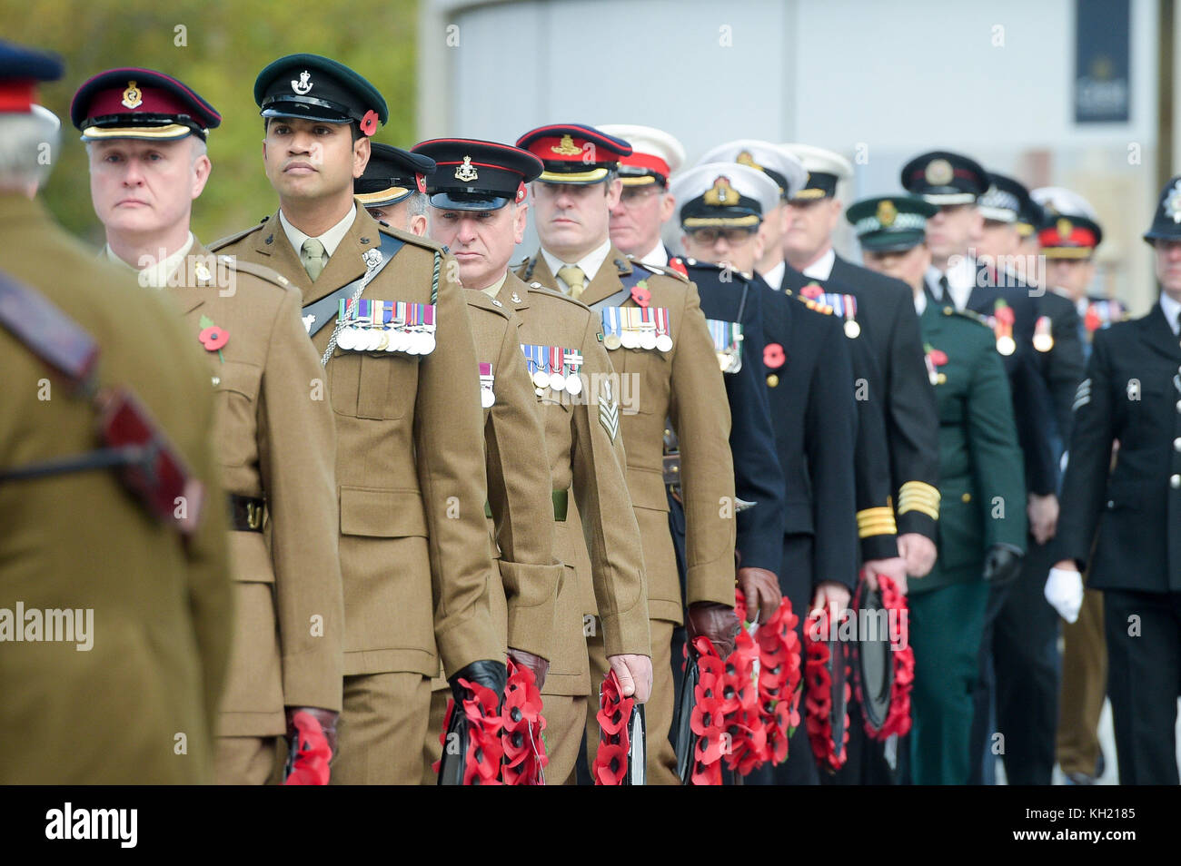 Gli ufficiali militari trasportano le corone durante la parata della domenica della memoria nel centro della città di Bristol. Foto Stock