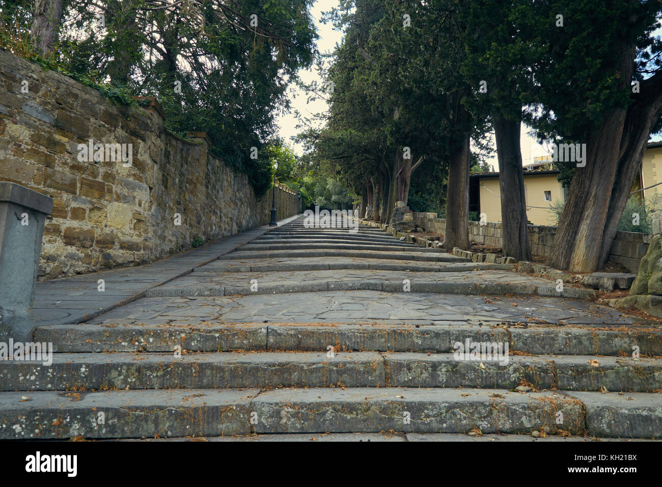 Al piano di sopra per i pedoni la scalata verso la piattaforma di osservazione in piazzale Michelangelo a Firenze, Italia Foto Stock