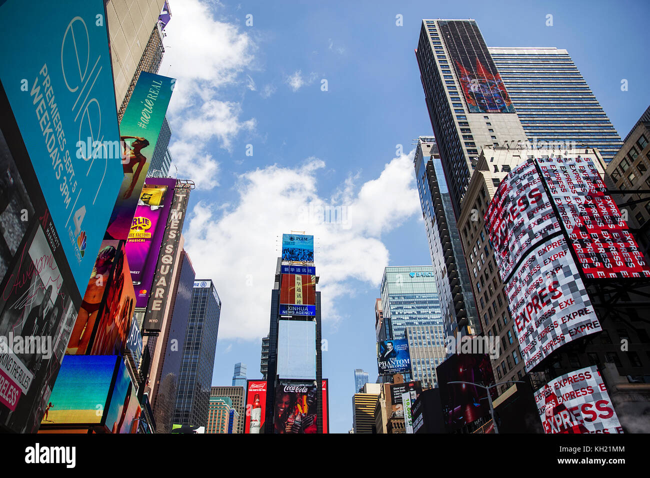 Persone non identificate in Times Square a New York. Times Square è la più popolare località turistica nella città di New York Foto Stock