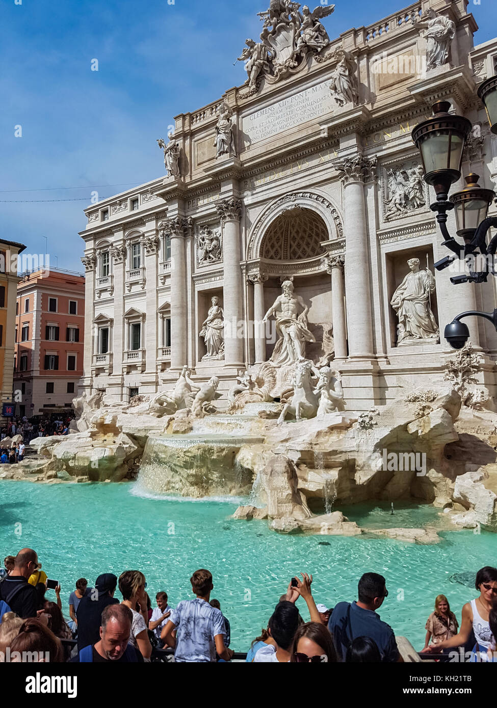ROMA, ITALIA - 23 SETTEMBRE 2016: Persone non identificate presso Fontana di Trevi a Roma, Italia. La Fontana di Trevi è stata progettata dall'architetto italiano Nicola salvi A. Foto Stock