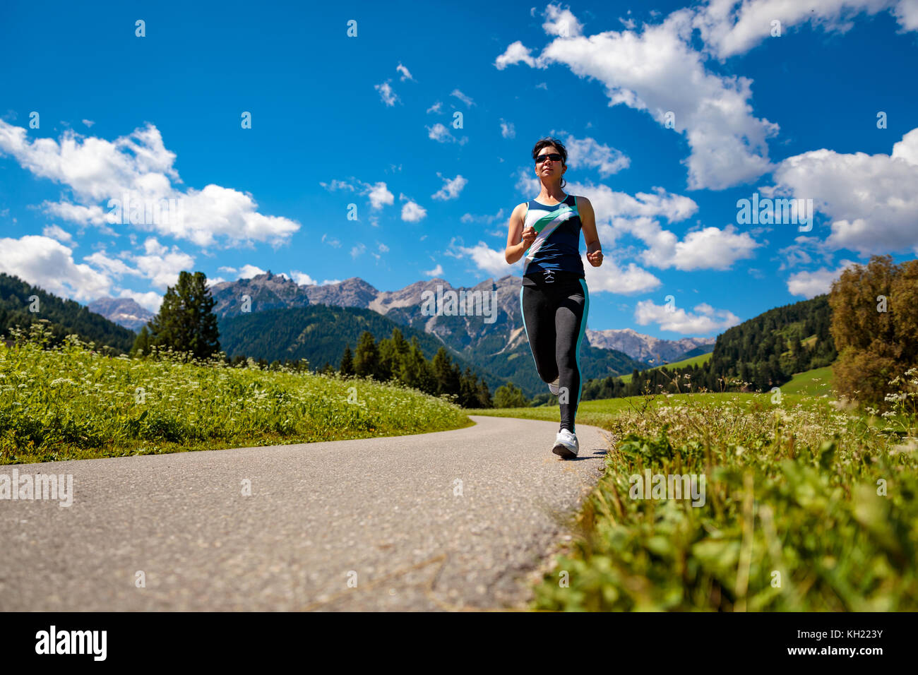 Donna jogging all'aperto. Italia Dolomiti alpi Foto Stock