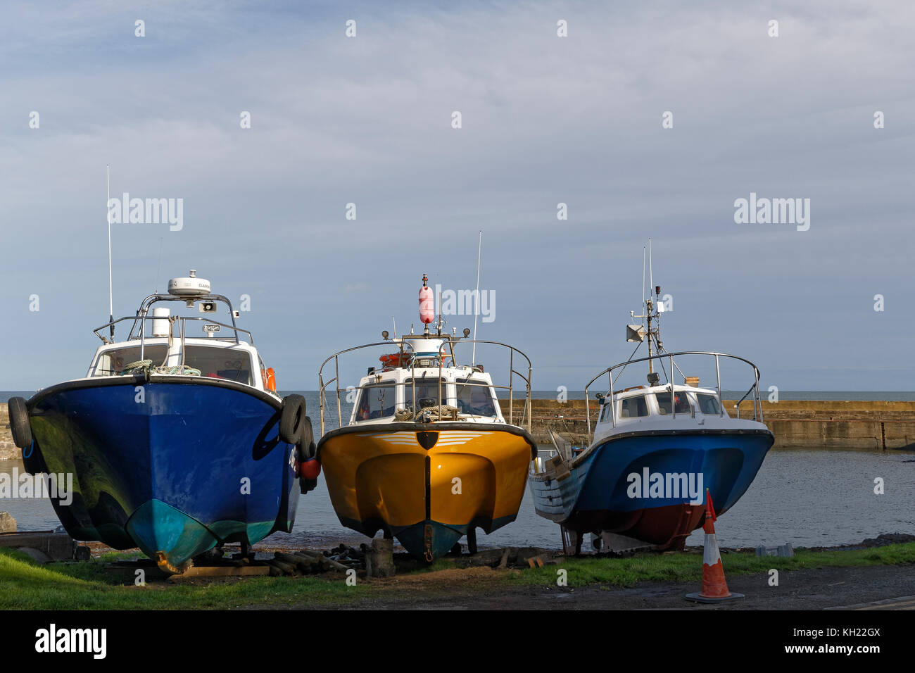 Per la pesca costiera spiaggiata barche nel porto di craster Foto Stock