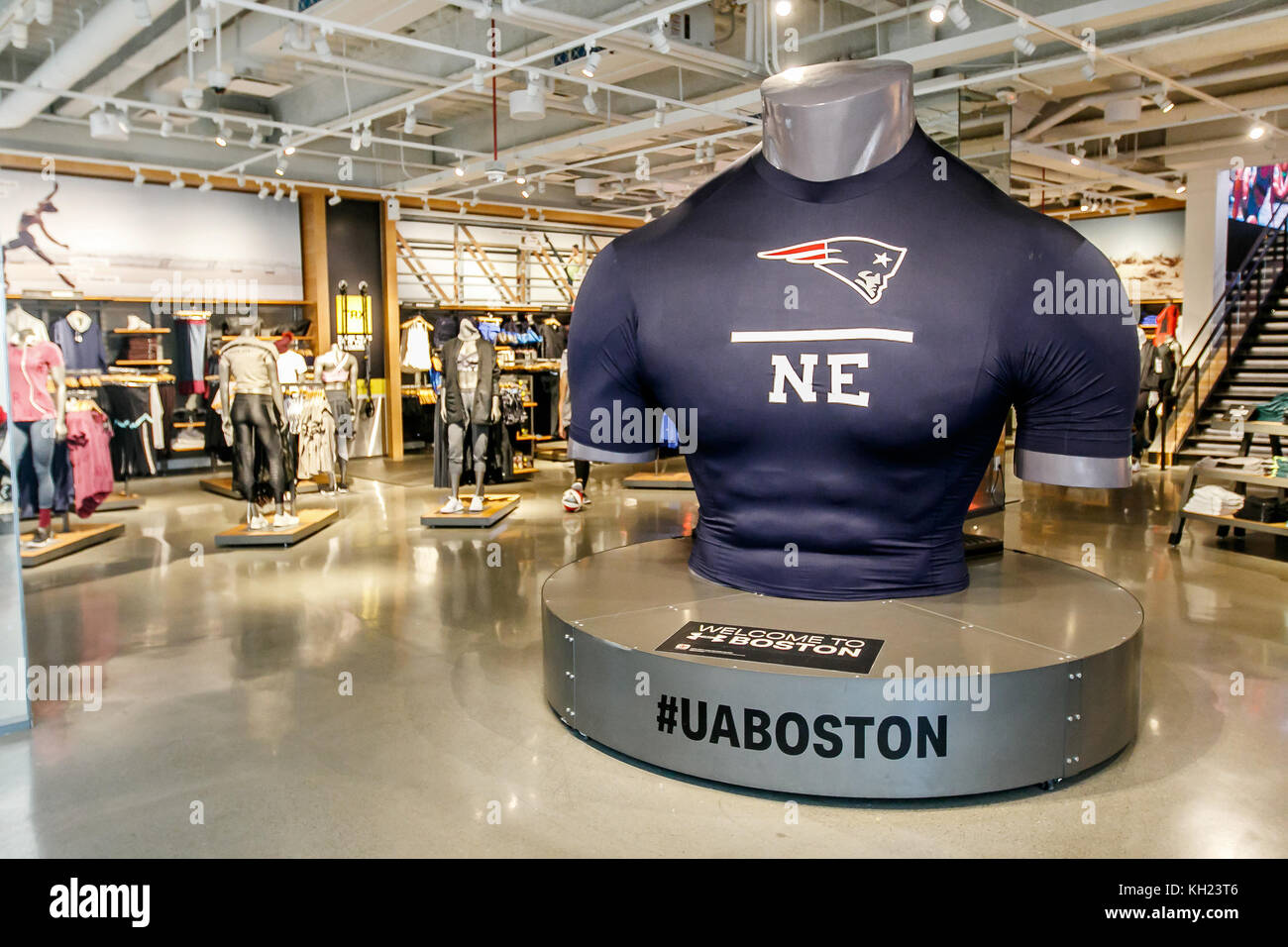 Il pavimento di un sotto la corazza store all'interno di Prudential Center di Boston. Foto Stock