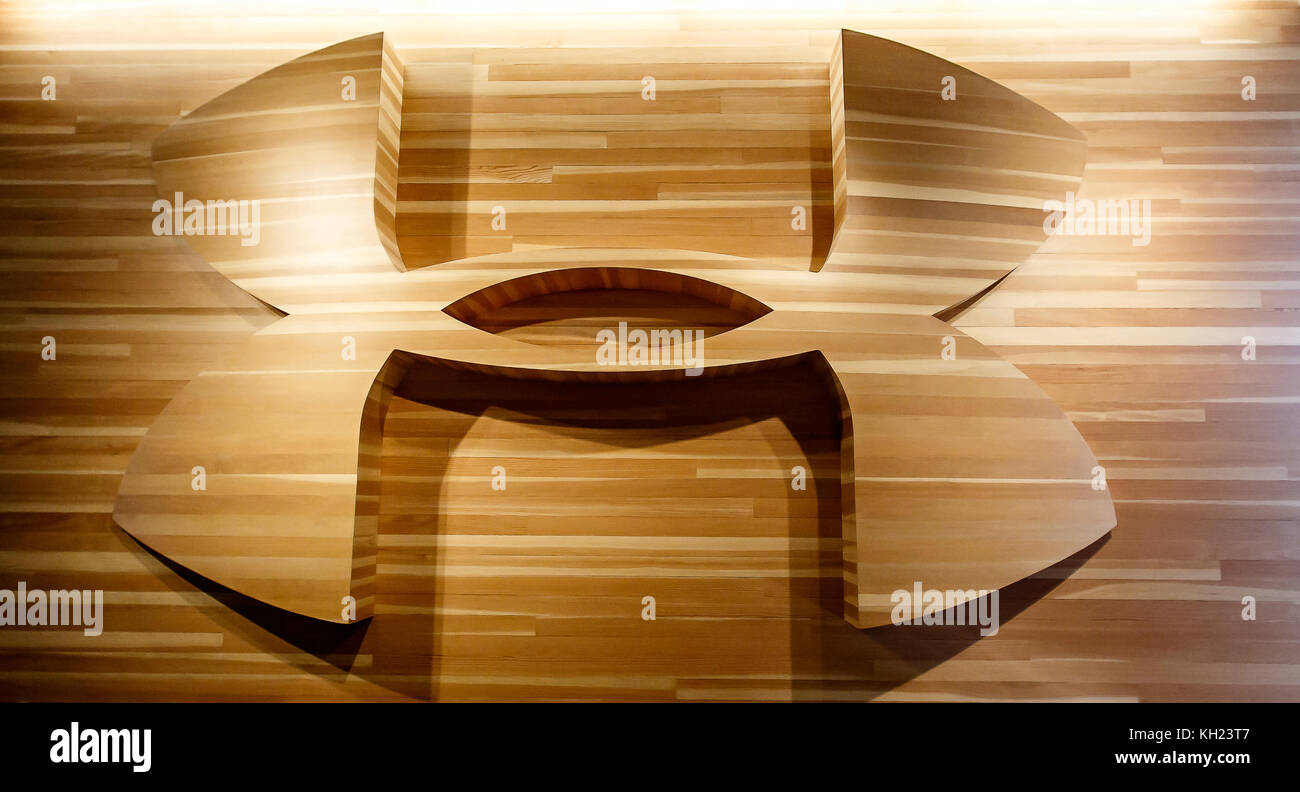 3D di grandi dimensioni sotto la corazza logo sul muro nel loro negozio all'interno di Prudential Center di Boston. Foto Stock