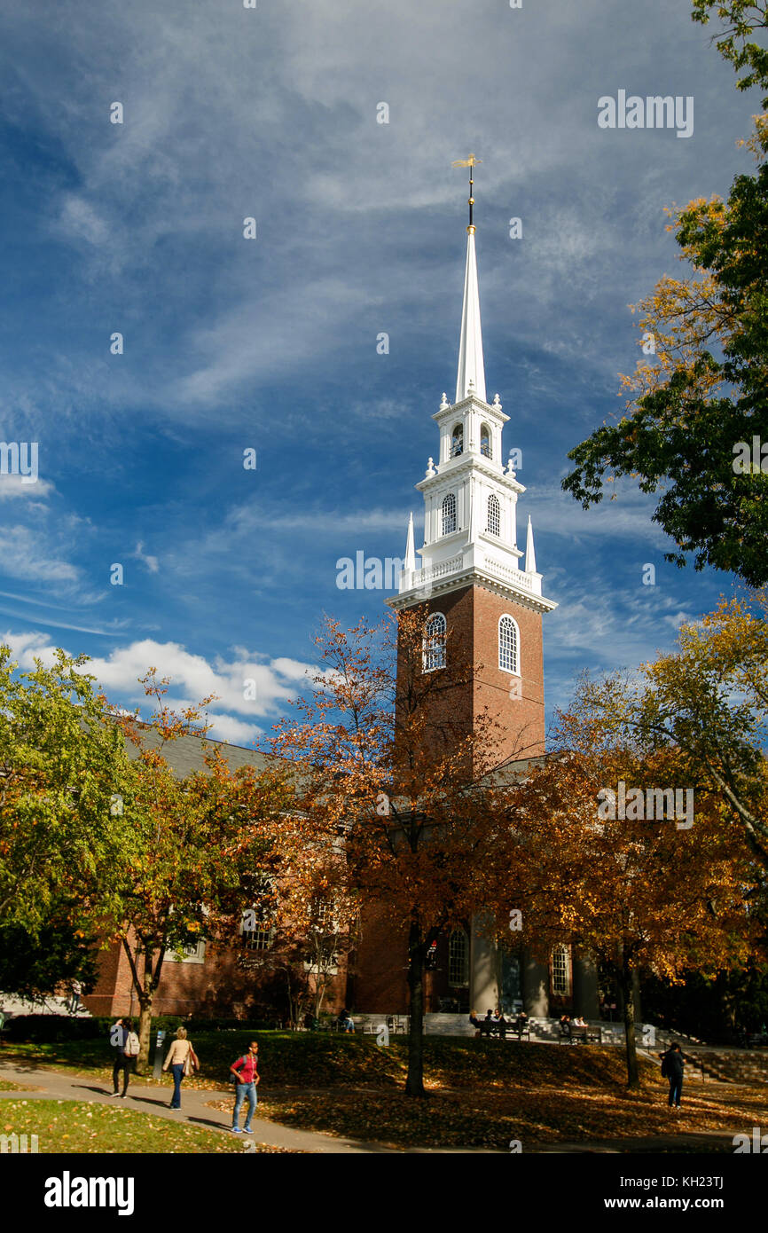 La guglia della Chiesa del Memoriale aumenta al di sopra di Harvard Yard nel campus universitario. Foto Stock