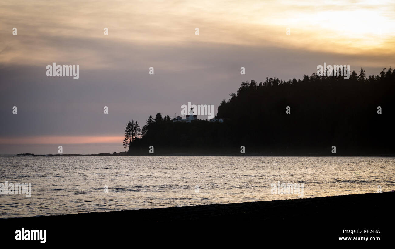 Tramonto a spiaggia carmanah visto da carmanah camp site (west coast trail, isola di Vancouver, BC, Canada) Foto Stock