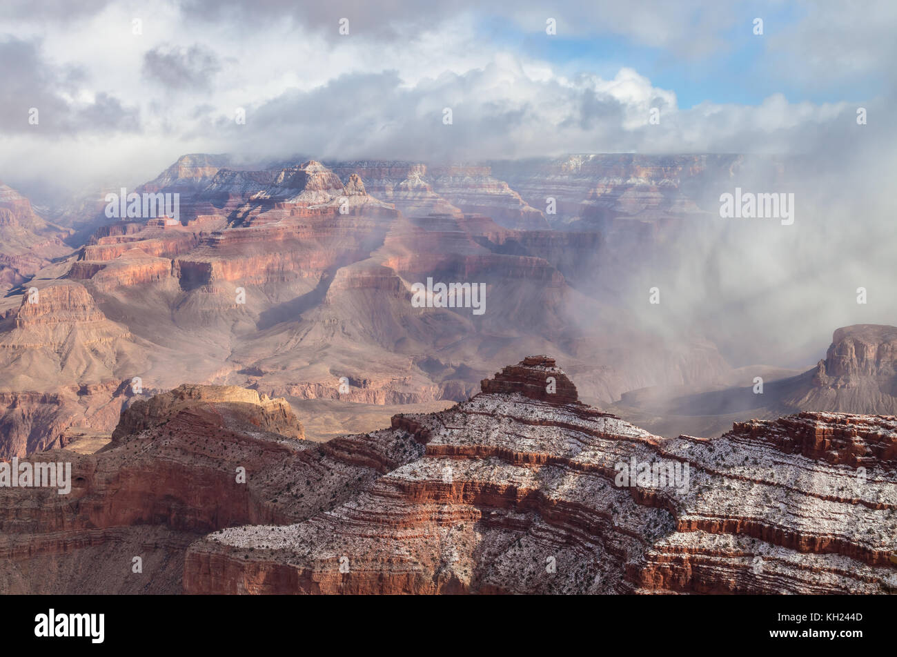 La luce del sole riflette sul Grand Canyon come la tempesta di neve ha iniziato a chiaro fino, il Parco Nazionale del Grand Canyon, Arizona, Stati Uniti. Foto Stock