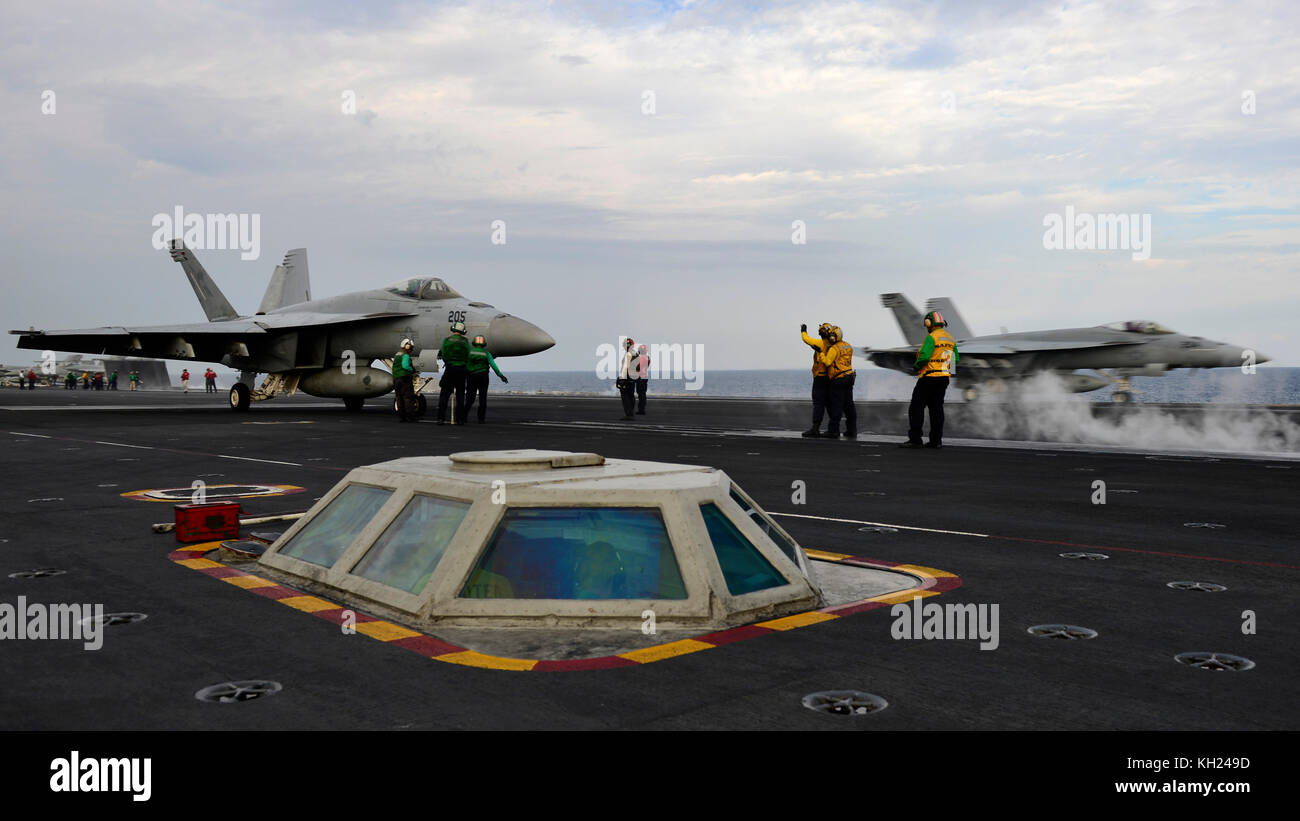 I marinai di eseguire operazioni di volo sul ponte di volo a bordo della portaerei USS Nimitz (CVN 68 Foto Stock