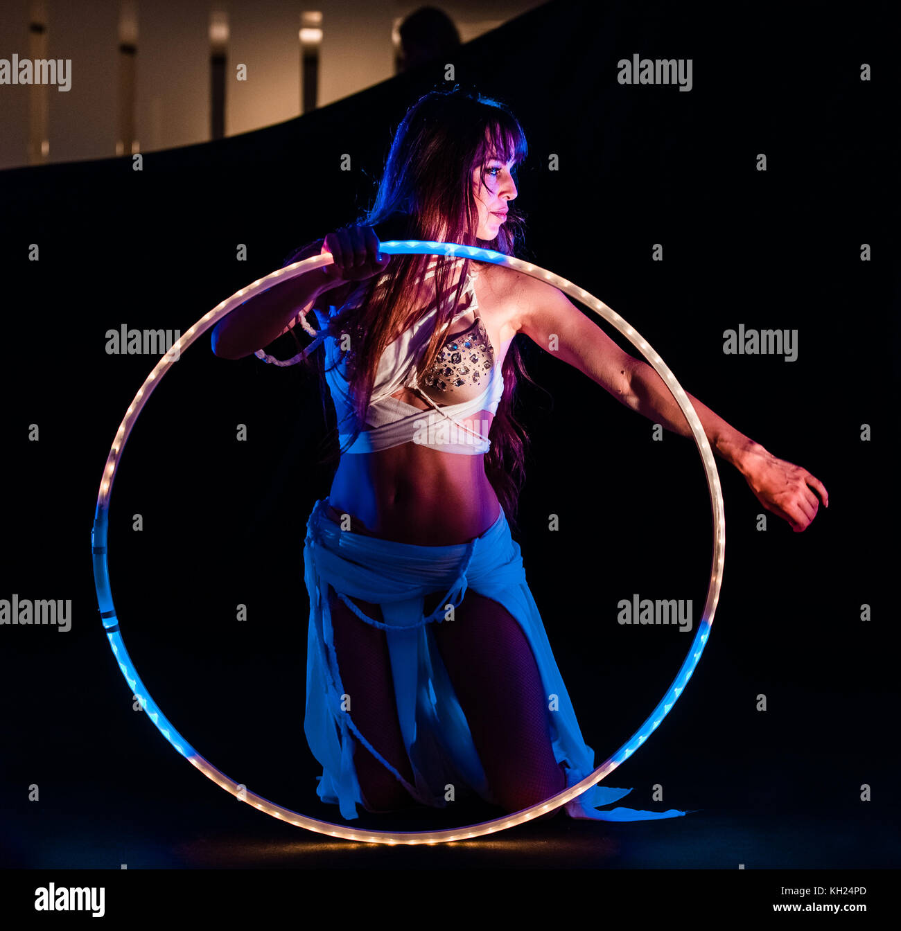 Hula hoop ballerina di eseguire in una cerimonia Foto Stock