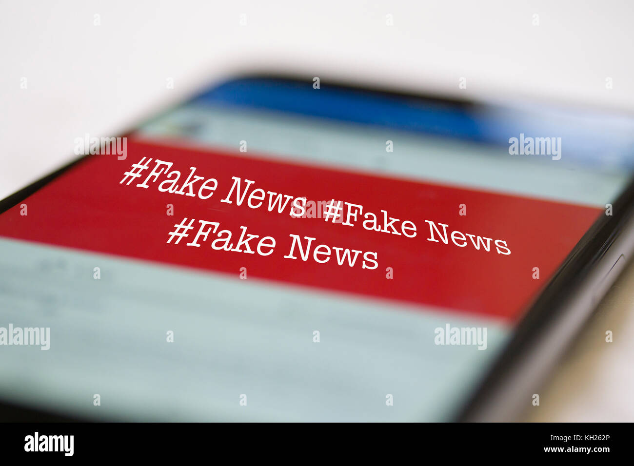 Immagine concettuale con Apple iPhone 6 e pagina Facebook che evidenzia il numero di Fake News Foto Stock