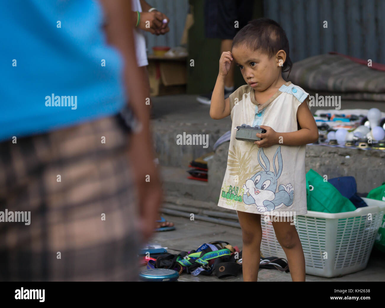 Un filippino bambino di strada all'interno dell'area del centro di Cebu, Filippine. Foto Stock