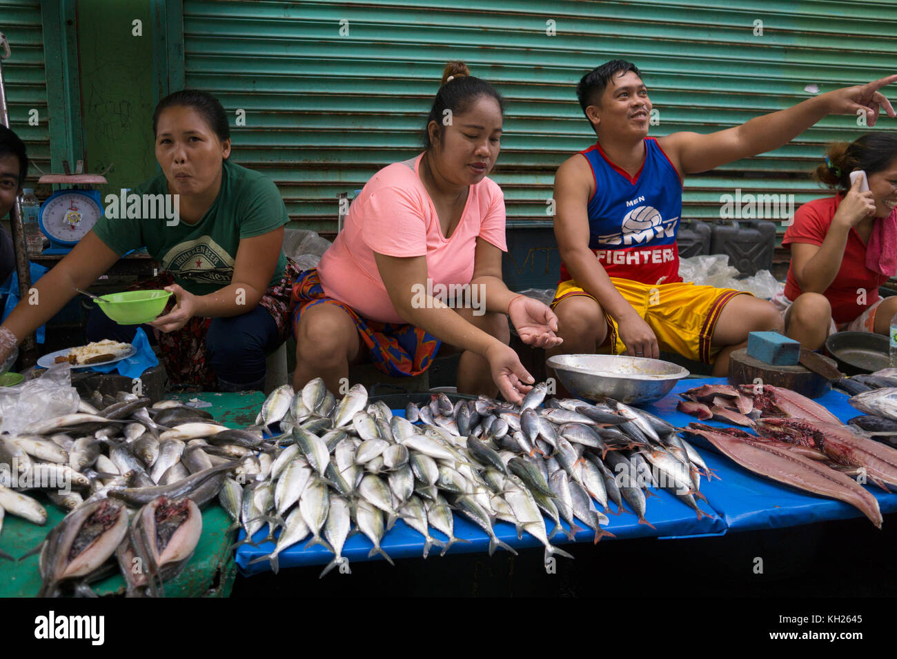 Gli operatori di vendita del pesce nel mercato del carbonio,Cebu, Filippine. Foto Stock