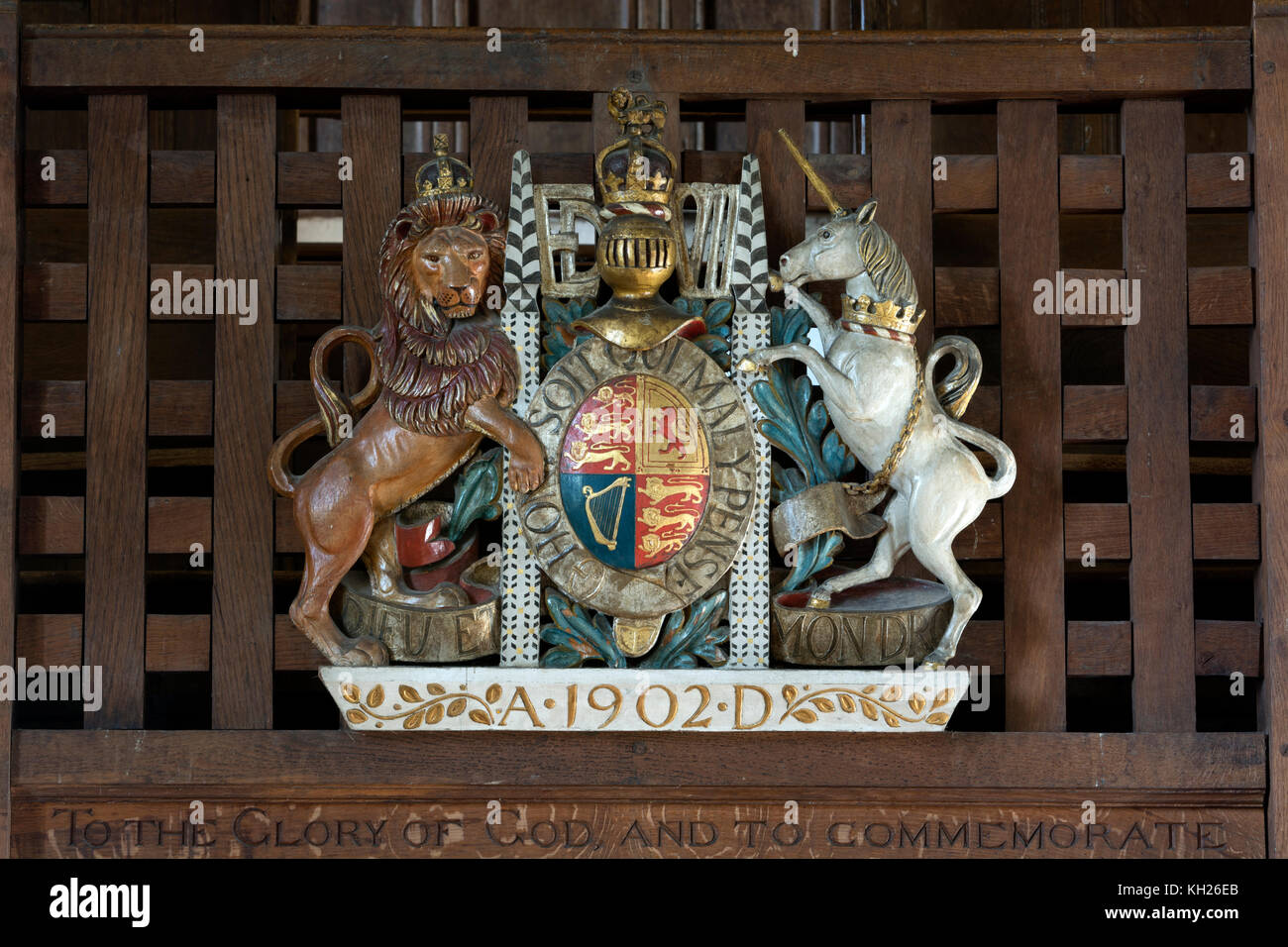 Il re Edoardo VII stemma reale in San Michele e Tutti gli Angeli Chiesa, Onibury, Shropshire, Inghilterra, Regno Unito Foto Stock