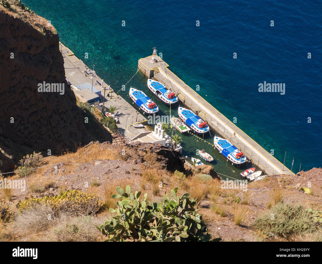 Barche navetta, servizio per navi da crociera in attesa al Vecchio Porto di Fira, Santorini Island, Cicladi, Egeo, Grecia Foto Stock