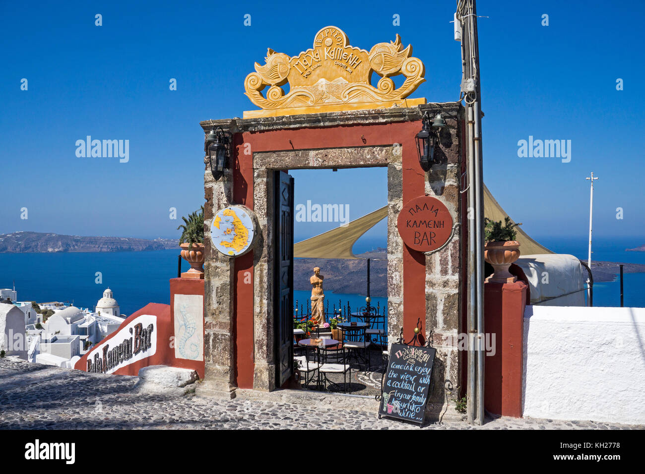 Kameni bar, luogo idilliaco presso il bordo del cratere con vista sulla Caldera, Thira, SANTORINI, CICLADI Grecia, Mare Mediterraneo, Europa Foto Stock