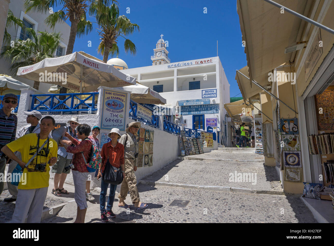 I turisti in un vicolo con negozi di souvenir a Thira, SANTORINI, CICLADI Grecia, Mare Mediterraneo, Europa Foto Stock