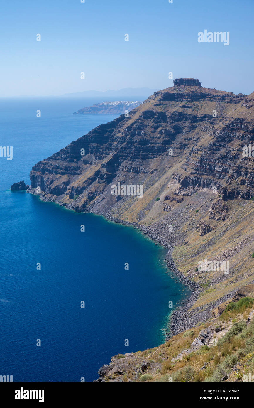 La vista dal bordo del cratere percorso della Caldera e la roccia scaros, SANTORINI, CICLADI Grecia, Mare Mediterraneo, Europa Foto Stock