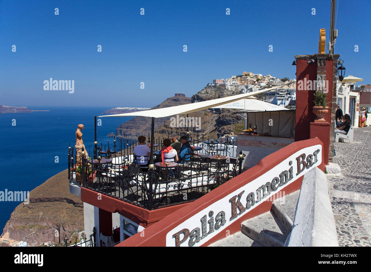 Kameni bar, idilliaco cocktail bar a bordo del cratere con vista sulla Caldera, Thira, SANTORINI, CICLADI Grecia, Mare Mediterraneo, Europa Foto Stock