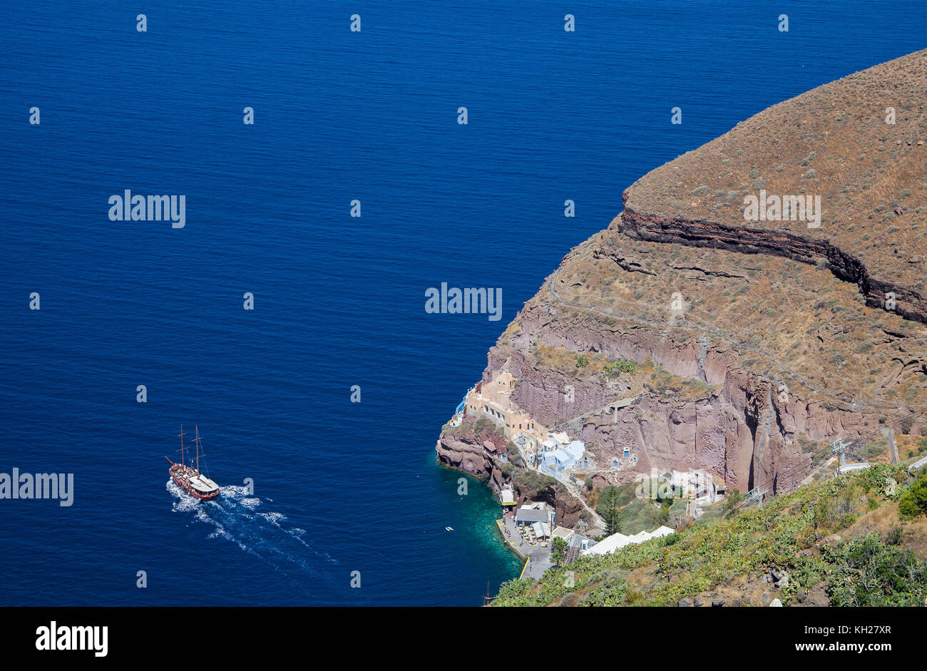 Barca per gite di lasciare il Vecchio Porto di Fira, Santorini, Cicladi Grecia, Mare Mediterraneo, Europa Foto Stock