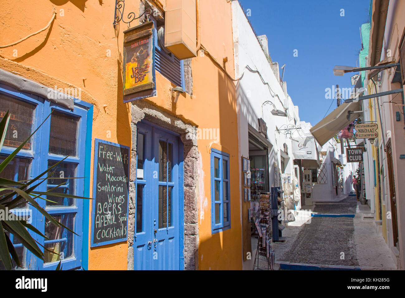 Negozi di souvenir e gastronomia in un vicolo, Thira, SANTORINI, CICLADI Grecia, Mare Mediterraneo, Europa Foto Stock