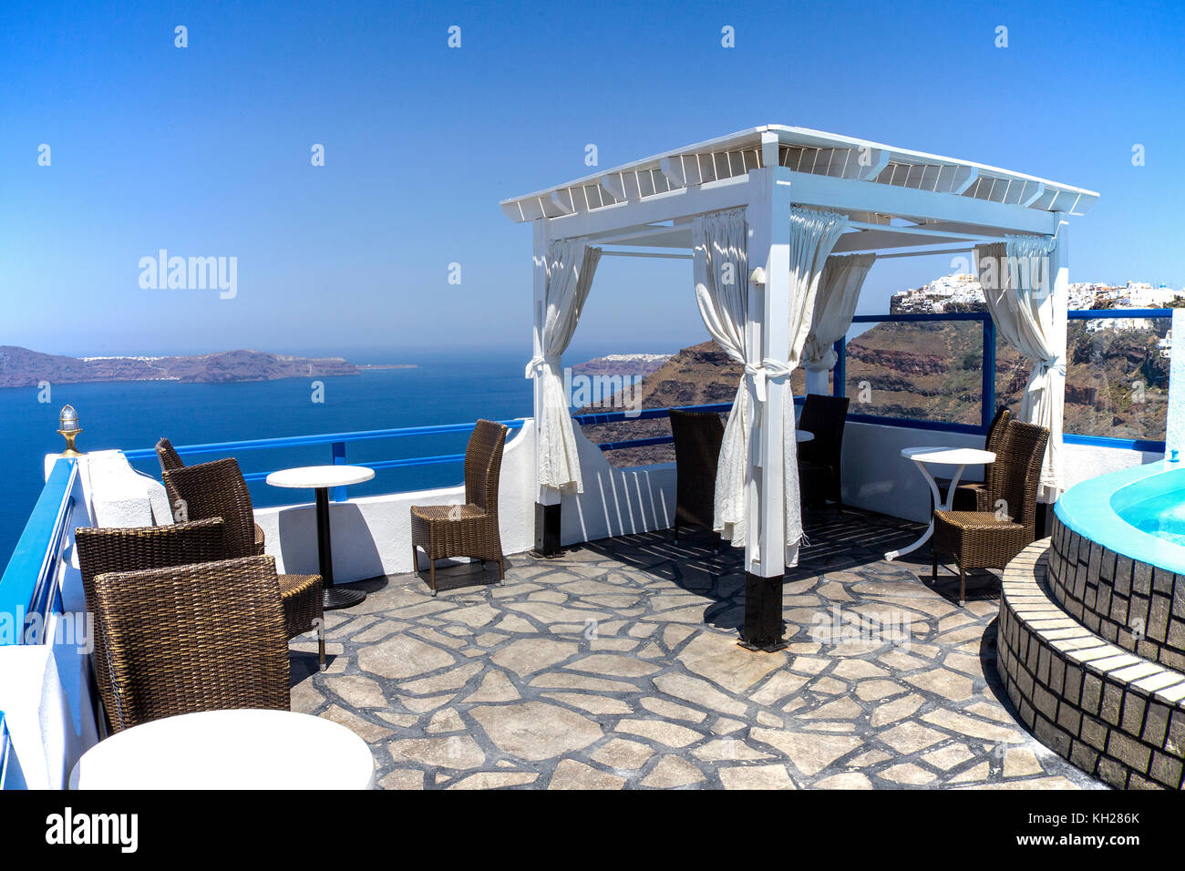 Terrazza wit panoplia, piccolo hotel a Firostefani con vista sulla Caldera, SANTORINI, CICLADI Grecia, Mare Mediterraneo, Europa Foto Stock