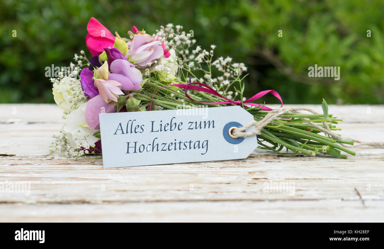 Bouquet fragrante con vecce e scheda con testo tedesco: tutto l'amore per il giorno del matrimonio Foto Stock
