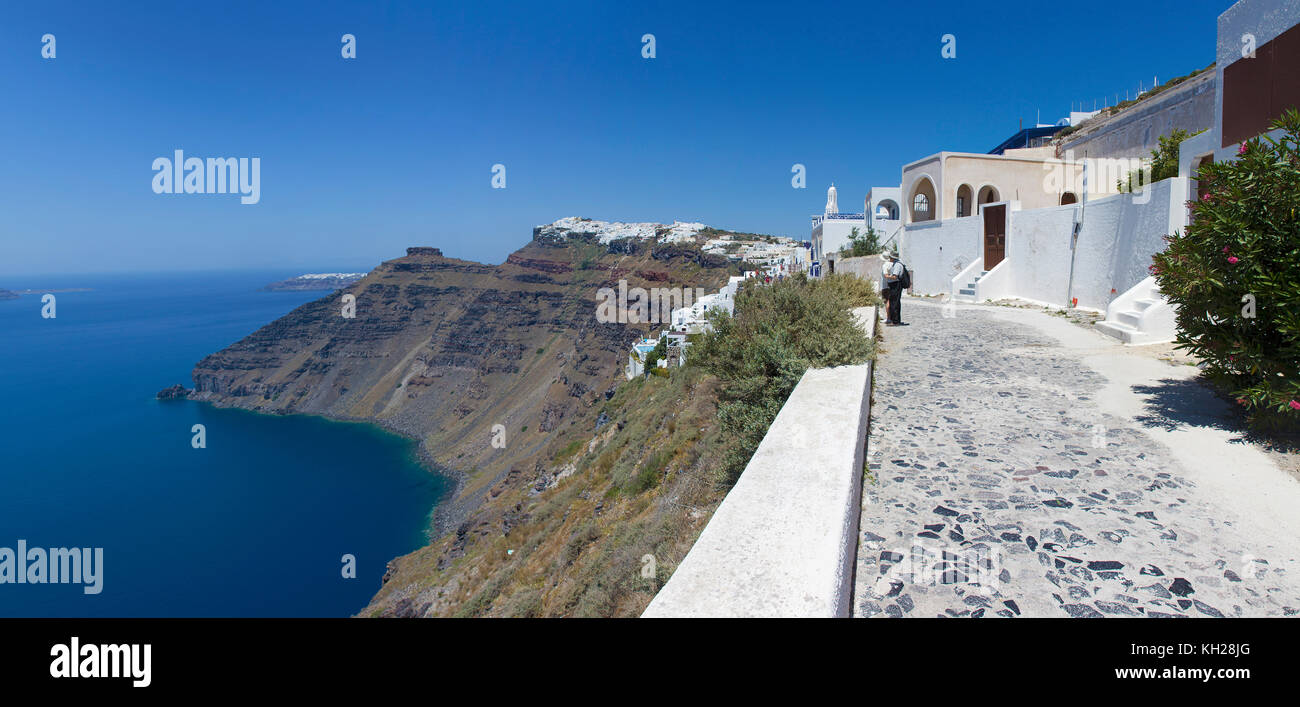 Il bordo del cratere percorso in corrispondenza Firofestani sulla Caldera e il villaggio Imerovigli, SANTORINI, CICLADI Grecia, Mare Mediterraneo, Europa Foto Stock