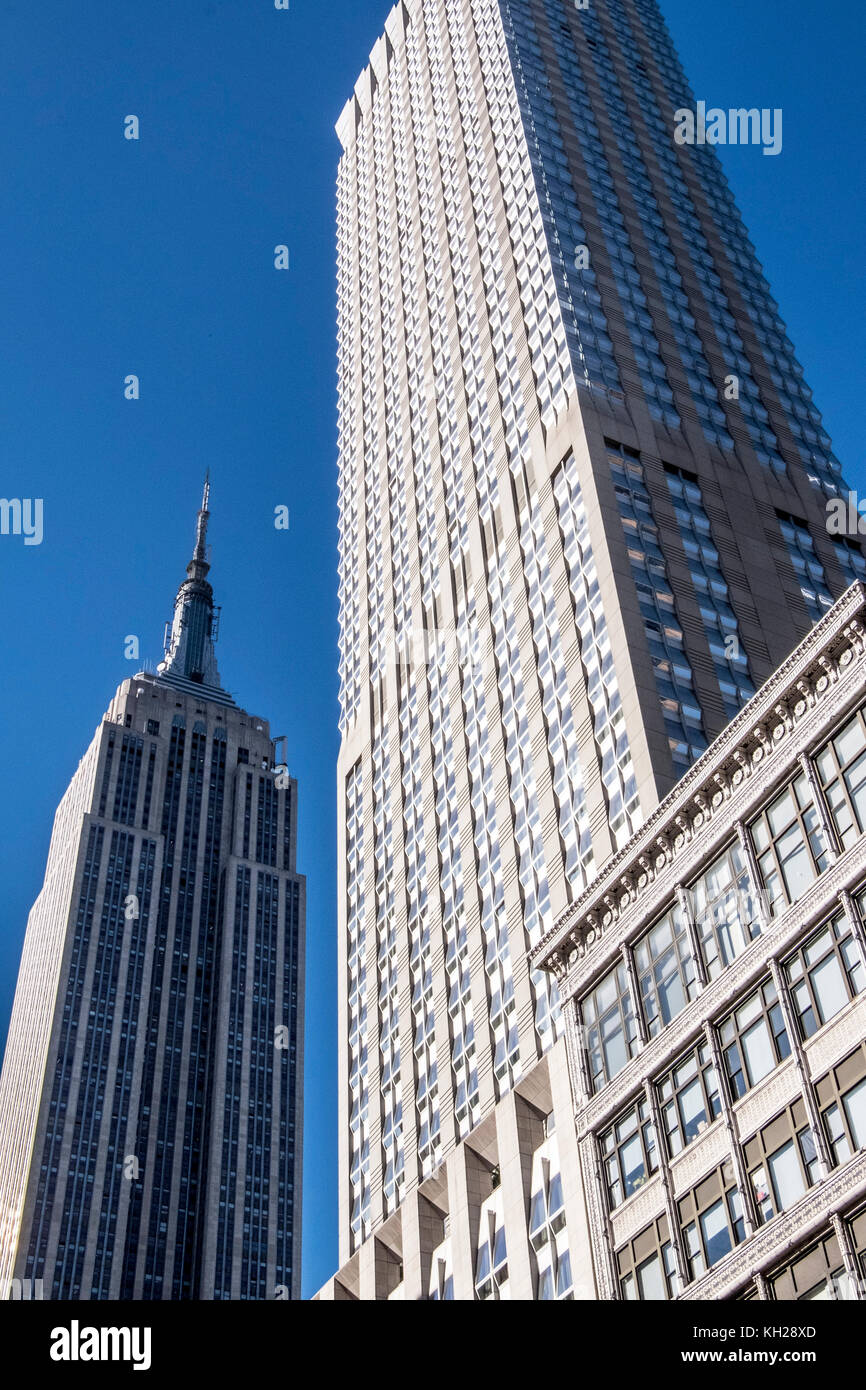 Empire State building di new york con stelle e strisce battenti Foto Stock