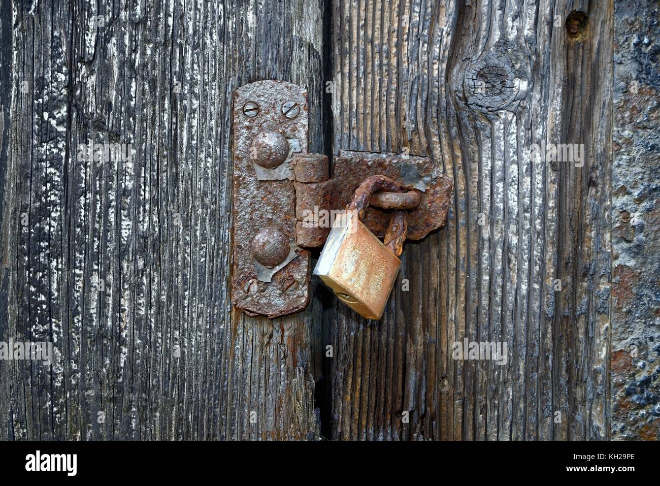 In prossimità di una serratura arrugginita su una vecchia porta di legno Foto Stock