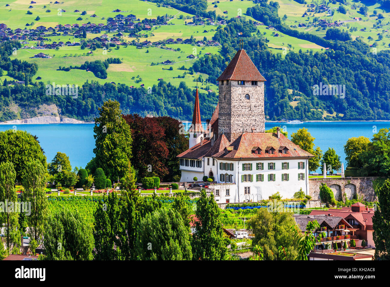 Spiez, Svizzera. Il castello di spiez dal lago di Thun nella Berner Oberland. Foto Stock