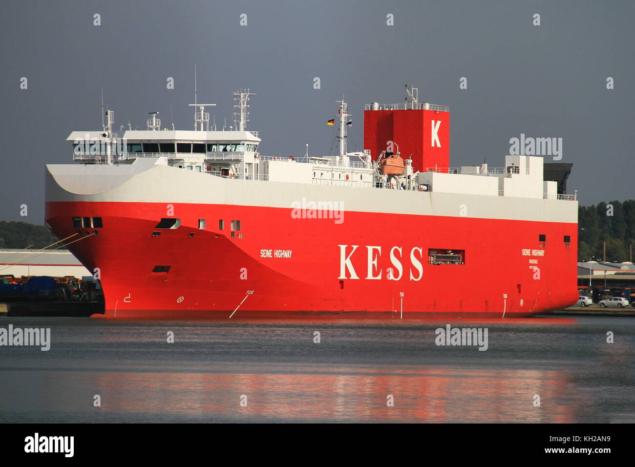 Il supporto per auto Autostrada Senna è il 5 ottobre 2015 nel porto di Bremerhaven e viene caricato. Foto Stock