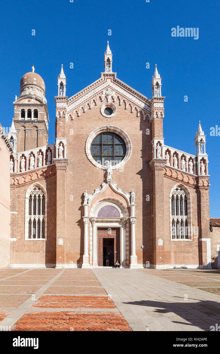 Facciata gotica della Madonna dell orto Chiesa, Cannaregio, Venezia, Italia con le statue degli Apostoli. Il Tintoretto è qui sepolto e la chutch è ful Foto Stock