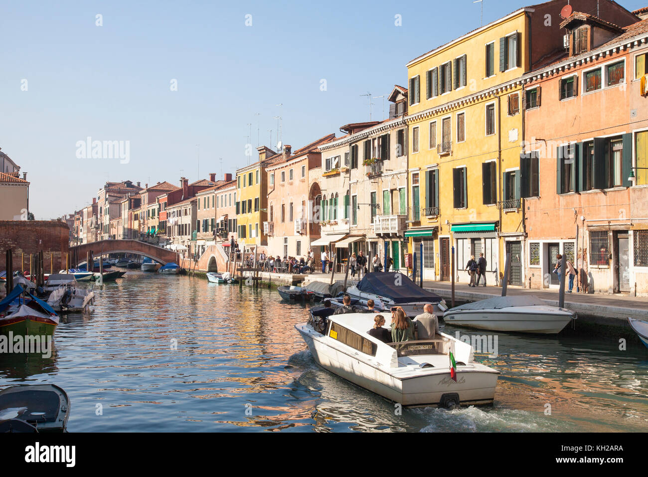 Sera gita turistica con il taxi acqueo in Cannaregio, Venezia, Italia su un canale di ritorno su Fondamenta dei Ormisini Foto Stock