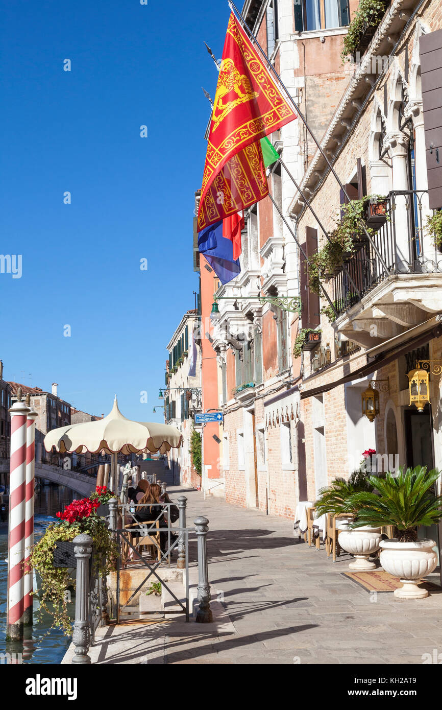 Fondamenta de la Sensa, Cannaregio, Venezia, Italia al mattino presto con gli ospiti di fare colazione fuori l'ia Dori d'Orientale Hotel banca Canale di Beagle. V Foto Stock