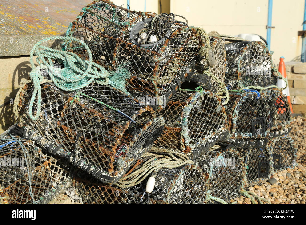 Vasi di aragosta dei pescatori accatastati sulla spiaggia di ghiaia a Bognor Regis, West Sussex, Regno Unito. Utilizzato dai pescatori per la cattura di molluschi nella Manica. Foto Stock