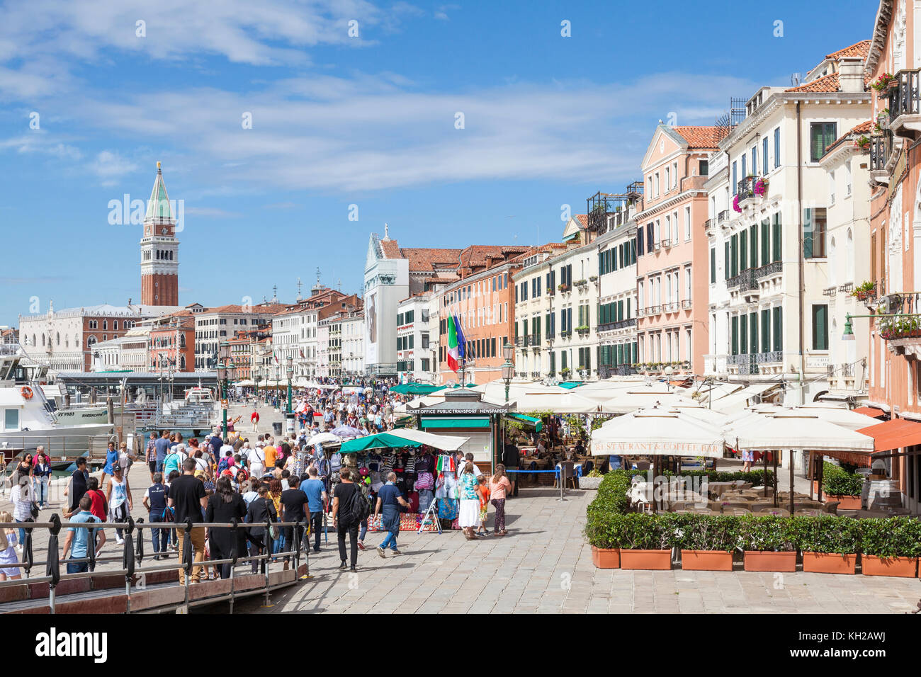 La folla di turisti sulla Riva degli Schiavoni, Castello, Venezia, Italia. Questo è il luogo in cui essi sbarcare dal giorno di viaggio traghetti. Vista in elevazione Foto Stock