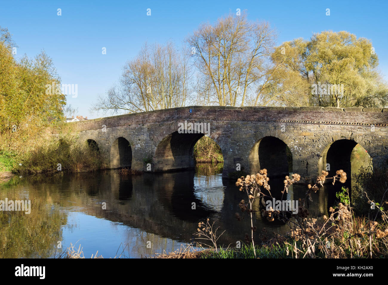 Il vecchio ponte sul fiume Avon in autunno è ora una passerella. Pershore, Worcestershire, Inghilterra, Regno Unito, Gran Bretagna Foto Stock